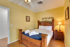 מיטה או מיטות בחדר ב-Desert-View Home with Large Loft in Apache Junction!