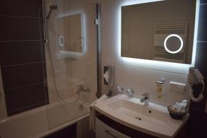 Koupelna v ubytování Akzent Hotel Goldner Hirsch + 21 fotografií