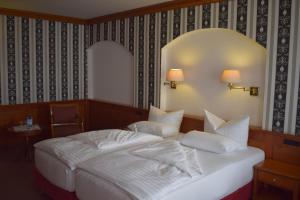 Postel nebo postele na pokoji v ubytování Akzent Hotel Goldner Hirsch