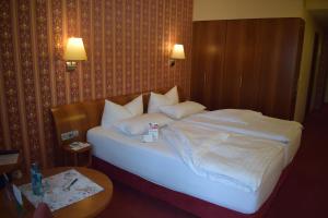 Postel nebo postele na pokoji v ubytování Akzent Hotel Goldner Hirsch