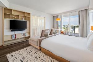TV a/nebo společenská místnost v ubytování The Grayson Hotel Miami Downtown