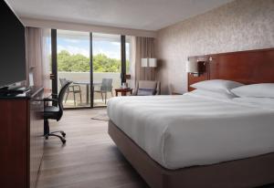 Postel nebo postele na pokoji v ubytování Hanover Marriott