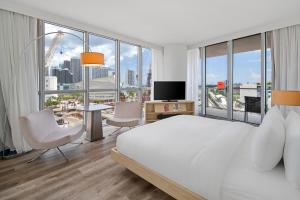 TV a/nebo společenská místnost v ubytování The Grayson Hotel Miami Downtown