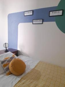 Un dormitorio con una cama con tres carteles encima. en Barrio cívico, en Mendoza