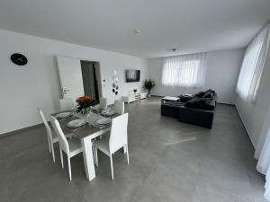 a living room with a table and chairs and a couch at KoschenOase Wohnung Barreriefrei für 2 Personen in Senftenberg