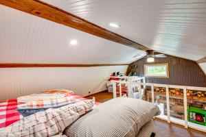 Un dormitorio con una cama en un ático en Creek Access, Fire Pit and Grill Summerville Studio, en Summerville