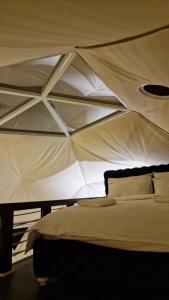 Ліжко або ліжка в номері Glamping Tara