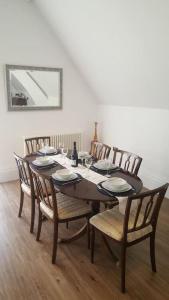 シャンクリンにあるThe Old School Hallのダイニングテーブル(椅子付)