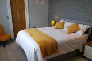 シャンクリンにあるThe Old School Hallのベッドルーム(白い大型ベッド、黄色い枕付) +33枚の写真
