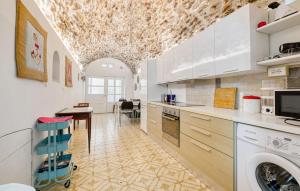 Η κουζίνα ή μικρή κουζίνα στο Awesome Apartment In Sanremo Im