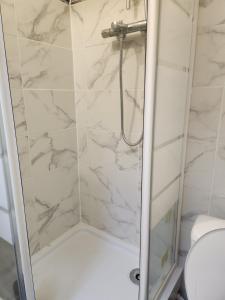 a bathroom with a shower with a glass door at Studio proche Paris in Saint-Denis