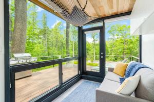 Χώρος καθιστικού στο Cute Riverside Cabin w Hot Tub Fire Pit & Kayaks