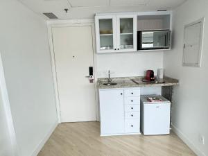 Kuchyň nebo kuchyňský kout v ubytování M N Flats Apartamento Dentro Do Hotel Av Ibirapuera 2534