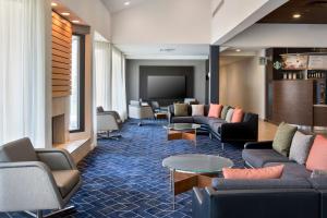 Courtyard by Marriott New Haven Wallingford的休息区