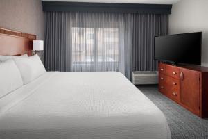 Courtyard by Marriott New Haven Wallingford的电视和/或娱乐中心
