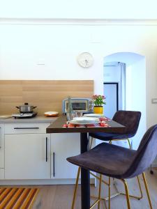 Η κουζίνα ή μικρή κουζίνα στο Casa Roca - Elegante e ampio appartamento a due passi dal centro, FREE PARKING