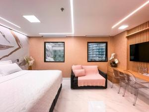 Μια τηλεόραση ή/και κέντρο ψυχαγωγίας στο M N Flats - Flat Dentro Do Hotel WI Av Ibirapuera 2927