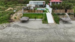 an aerial view of a house with a swimming pool at Ola dorada de Canoa in El Recreo