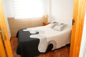 En eller flere senge i et værelse på Apartamento en la playa