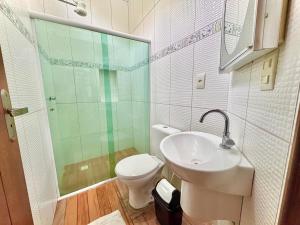 Ένα μπάνιο στο Casa de 2 quartos e 1 mezanino na ilha do Mel próximo ao mar