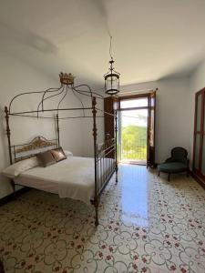 Casa Rural Huerto del Carmen في Puebla Larga: غرفة نوم بها سرير ونافذة كبيرة +127 صورة