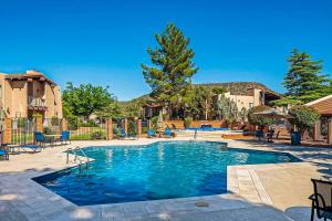 ein Swimmingpool mit blauem Wasser in einem Hof in der Unterkunft Oak Creek Estados Holiday Condo in Sedona