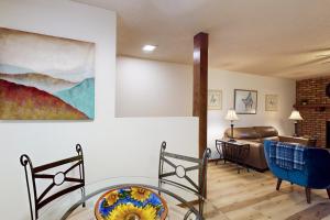 ein Wohnzimmer mit einem Glastisch und einer Couch in der Unterkunft Oak Creek Estados Holiday Condo in Sedona