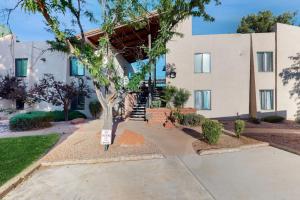 ein Gebäude mit einem Baum davor in der Unterkunft Oak Creek Estados Holiday Condo in Sedona