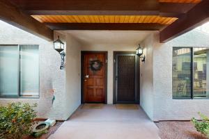 einer Eingangstür eines Hauses mit einer Holztür in der Unterkunft Oak Creek Estados Holiday Condo in Sedona + 22 Fotos