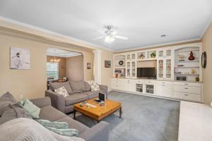 Loop De Lupe - River Access & Sleeps 10的休息区