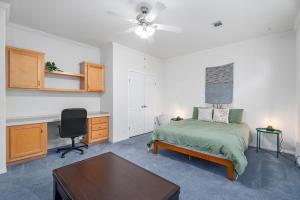 克尔维尔Loop De Lupe - River Access & Sleeps 10的一间卧室，配有一张床、一张书桌和一张桌子 更多37张照片