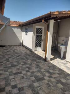 a house with a courtyard with a sink and a toilet at Casa Holiday No pé da serra do Itaqueri com piscina in São Pedro +17 photos