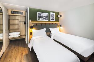Postel nebo postele na pokoji v ubytování Campanile NATURE - Paris Ouest Gennevilliers Port