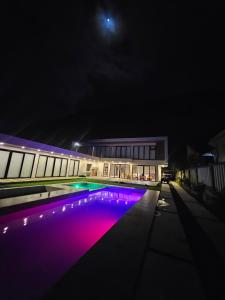 a swimming pool lit up at night at Ola dorada de Canoa in El Recreo