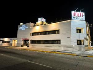 莱昂Hotel Interforum的街上的白色大建筑