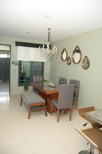 a dining room with a table and chairs and a chandelier at Comfort House La Herradura in Arandas
