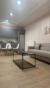 una sala de estar con un sofá y una mesa en The rabbits' house, en Nauplia