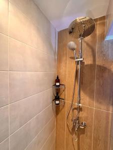 una ducha con cabezal de ducha en un baño en The rabbits' house, en Nauplia