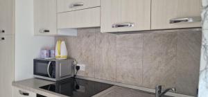 una piccola cucina con forno a microonde e lavandino di PACEVILLE St Julians Apartments a San Giuliano
