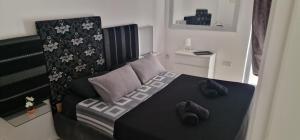 una camera da letto con un letto con cuscini di PACEVILLE St Julians Apartments a San Giuliano