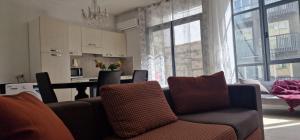 un soggiorno con divano e sala da pranzo di PACEVILLE St Julians Apartments a San Giuliano