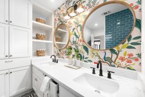 ein Badezimmer mit zwei Waschbecken und einem großen Spiegel in der Unterkunft Ruth's Place - Walk to Main Hot Tub & Fire Pit in Fredericksburg