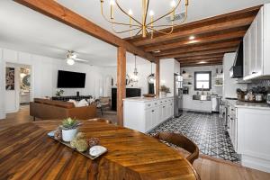 eine Küche und ein Wohnzimmer mit einem Holztisch in der Unterkunft Ruth's Place - Walk to Main Hot Tub & Fire Pit in Fredericksburg