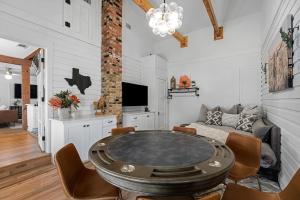 ein Wohnzimmer mit einem Tisch und einem Sofa in der Unterkunft Ruth's Place - Walk to Main Hot Tub & Fire Pit in Fredericksburg + 50 Fotos
