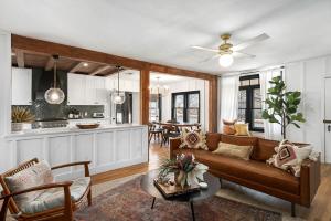 ein Wohnzimmer mit Sofa und Tisch in der Unterkunft Ruth's Place - Walk to Main Hot Tub & Fire Pit in Fredericksburg