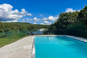 Bazén v ubytování The Poolside Paradise nebo v jeho okolí