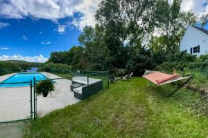 Bazén v ubytování The Poolside Paradise nebo v jeho okolí