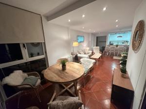 una sala de estar con una mesa y sillas en Luxury Apartment Zona baja, en Sierra Nevada