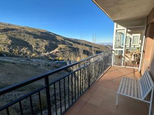 balcón con banco y vistas a la montaña en Luxury Apartment Zona baja, en Sierra Nevada 10 fotos más