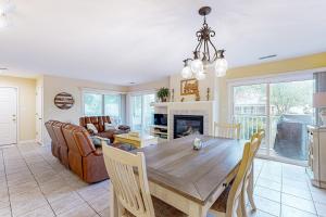 Χώρος καθιστικού στο Sea Colony --- 56160 Cypress Lake Cir